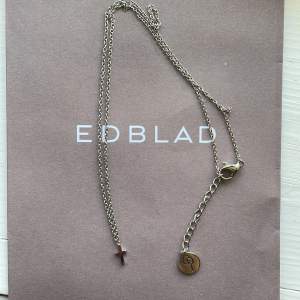 Halsband från Edblad med ett litet kors på! Jättegulligt och knappt använt. Säljer då jag bytt till guld☺️
