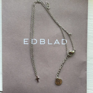 Edblad halsband  - Halsband från Edblad med ett litet kors på! Jättegulligt och knappt använt. Säljer då jag bytt till guld☺️