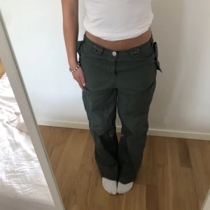 Vintage gröna cargos - Superfina, görna, vintage cargobyxor som jag säljer eftersom dom inte längre kommer till användning! Midjemått: 25 cm  Innerbenslängd: 71 cm