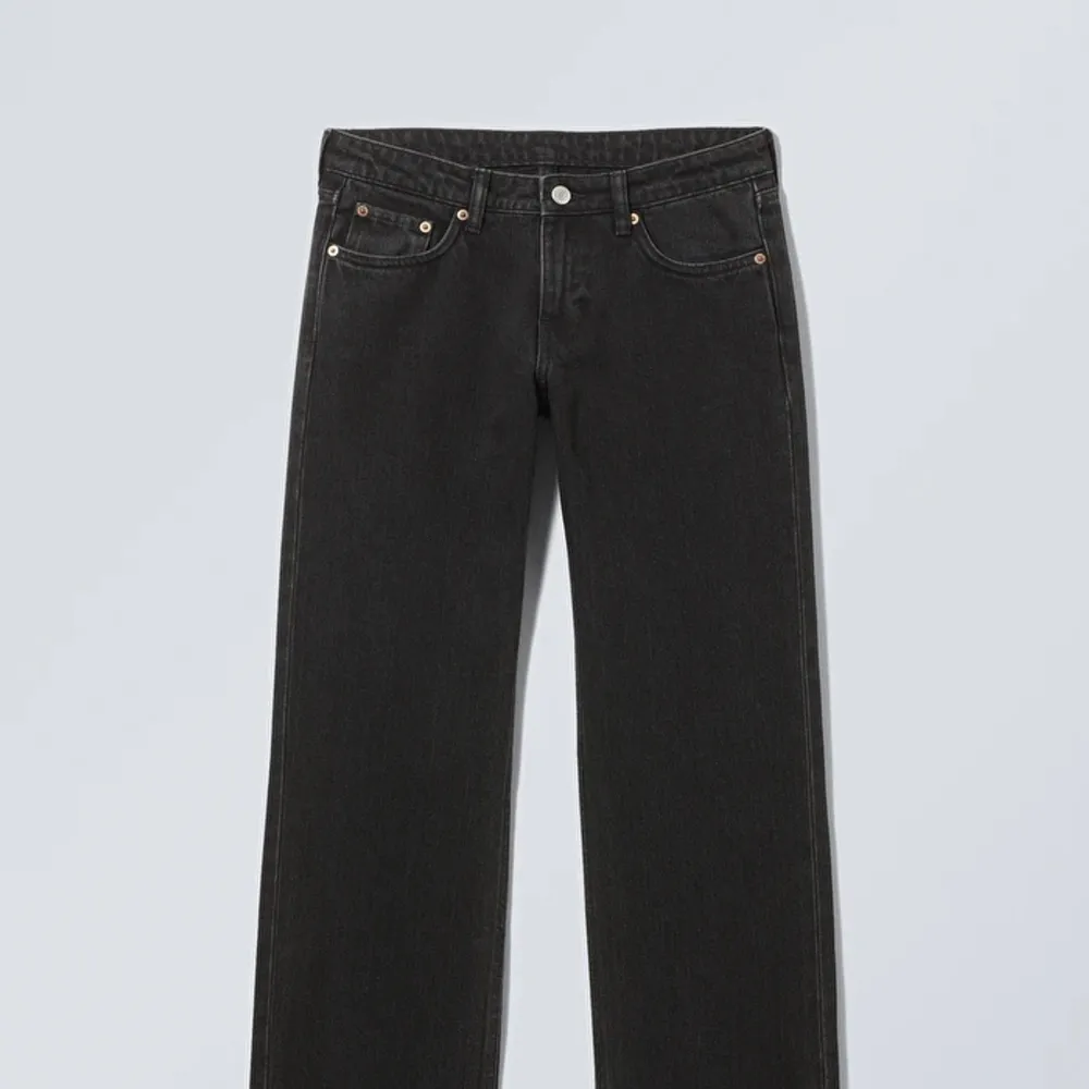 Säljer mina lågmidjade arrow low jeans från Weekday som är i nyskick eftersom de tyvärr är lite för små. Ej mina bilder. Nypris: 590 Fråga om du har frågor!! ❤️💕. Jeans & Byxor.