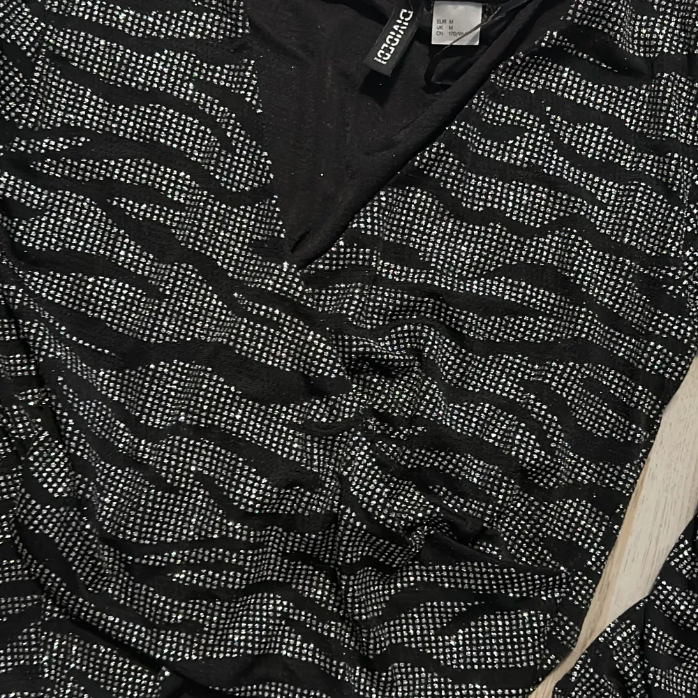 En väldigt fin tröja i storlek M men passar S med, från H&M. Använd få tal gånger därav inga hål eller fläckar. . Toppar.