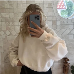Ljus biege sweatshirt  - Säljer denna jättefina ljus biegea sweatshirten ifrån bikbok i storlek xs