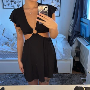 Klänning ifrån hm - En svart klänning ifrån hm i storlek S. Passar bra på mig som är 173cm lång. Prislappen kvar och aldrig använd. Köpt för 199kr.