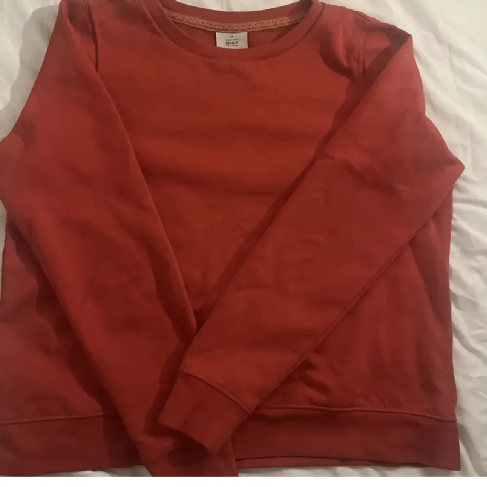 Säljer denna röda sweatshirten från only. Den är i storleken m men passar även mindre också. . Hoodies.