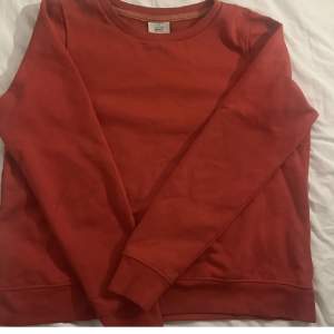 Säljer denna röda sweatshirten från only. Den är i storleken m men passar även mindre också. 