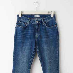 Väldigt fina jeans. Helt nya använd 1 gång. Från Gina tricot. Storlek S-M. Köpte den för 500kr men säljer den för 250kr. Priset kan vi diskutera! Om du vill se fler bilder kan du alltid skriva❤️. 