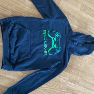 Luvtröja - Luvtröja i använt skick, lite av trycket börjar släppa