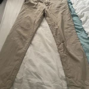 Jeans  - Sköna slim fit jeans från H&M som passar varenda stil. Skön i alla väder. 98% bomull 2% elastane storlek 170
