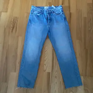 Snygga blåa jeans ifrån zara authentic denim✌️ vet inte exakt vad det är för storlek men tror det är 28 