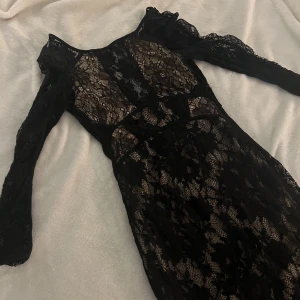 Spetsklänning - 🔥Spetsklänning från bikbok strl S men passar nog xs bäst (för liten för mig så inga bilder på tyvärr)💕