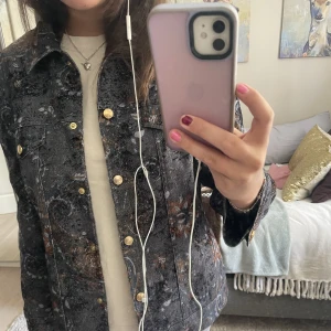 Vårjacka - Söt tunn jacka, lik jeans i materialet💘 köpt på zalando circle med prislappen kvar 