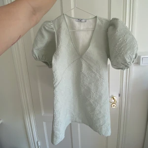 Puffsleeve dress i härlig pistagefärg - Storlek xs/s/m. Från NAKD. Härliga puffärmar och superfin urringning. Säljes då den är för liten på mig 🥺❤️