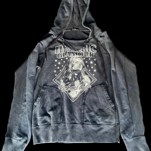 Hysteric Glamour Hoodie - Vintage Hysteric Glamour hoodie. Står ingen storlek men känns som Xs/S. Trycket är lite urblekt, men allting annat är i bra skick. Kan skicka närmare bild ifall det skulle vara något. Mått: Längd (från axlarna till neråt) 61 cm. Midja 39cm. 
