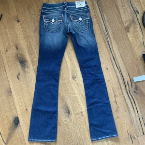 True religion jeans - Så fina lågmidjade true religion jeans som tyvärr är lite för små för mig 😩I nyskick! Rosa och vita sömmar 