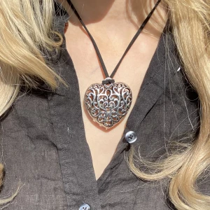 Halsband berlock silver - Handgjort halsband med läderrem och berlock i antiksilver. 