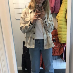 Jacka - Jacka från Gina, använd men i bra skick! Säljer för 150+frakt💕