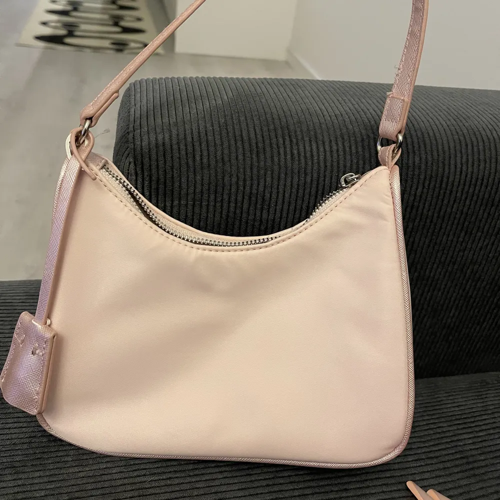 Ljusrosa väska från Steve Madden, ny, använd 1gång. Laukut & Käsilaukut.