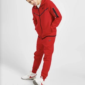 Röd Nike tech  - Jag säljer hela mitt Nike tech set för 1200 köpte hela sättet för 2800kr det är i helt nytt kick använd 4-5 gånger tvättad 2gånger så den är basiclly helt ny,om du isåfall skulle vilja köpa koftan eller bara byxorna skriv privat så kan vi diskutera 