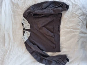 Tröja med spets - Grå tröja med vit spets. 100% bomull. Tvättas 40 grader.