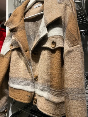 Vår Jacka  - Tunn jacka från design by si. Knappt använd, så väldigt fint skick. Storlek S. Nypris är 575kr