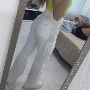 Cargopants bershka vita - Supersnygga sitter så bra, storlek S (36). Är 1.62 men de är väldigt långa för mig. Använda 1 gång, säljes pga har 2 likannde