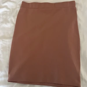 Kjol - Rosa medium kort kjol ifrån nelly.com, stretchigt material och super söt. Använd ca 5 gånger inga skador eller annat på kjolen