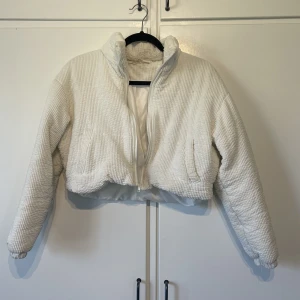 Cropad jacka - Cropad jacka i storlek S från shein. Själva ”hängaren” har åkt bort en gång men har sytt dit en ny. 65 kr + frakt 🥰