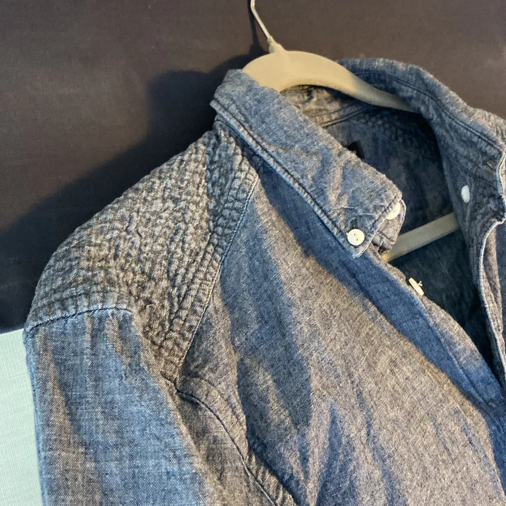 Säljer min gråblå skjorta från French connection. Endast använd 2-3 gånger. På bilden ej struken men kan fixa det ifall köparen vill. Köpt från Åhléns i Stockholm. Storlek S. (PS) Skjortan är inte en jeansskjorta. Skjortor.