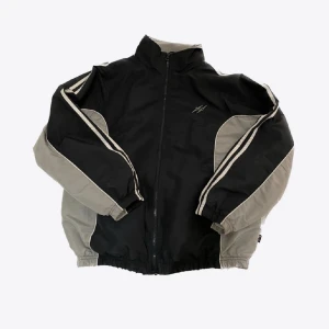 tracksuit jacka - fet tracksuit jacka i dunder skick, sitter som en S/M