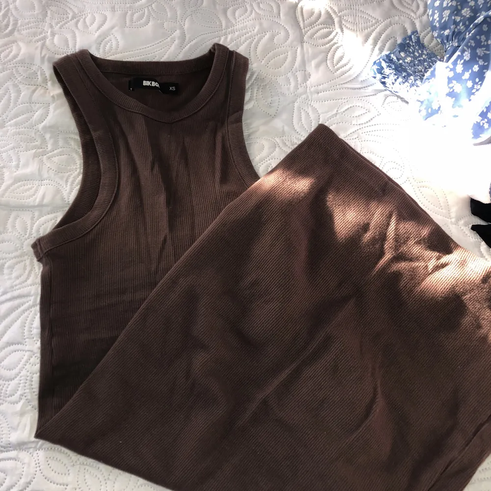 brun ribbad klänning från bikbok, bara använd en gång förra sommaren ☺️. Klänningar.