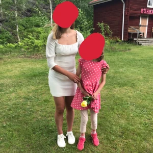 Vit klänning - Snygg vit klänning, perfekt till skolavslutning eller studenten! Endast använd en gång💕