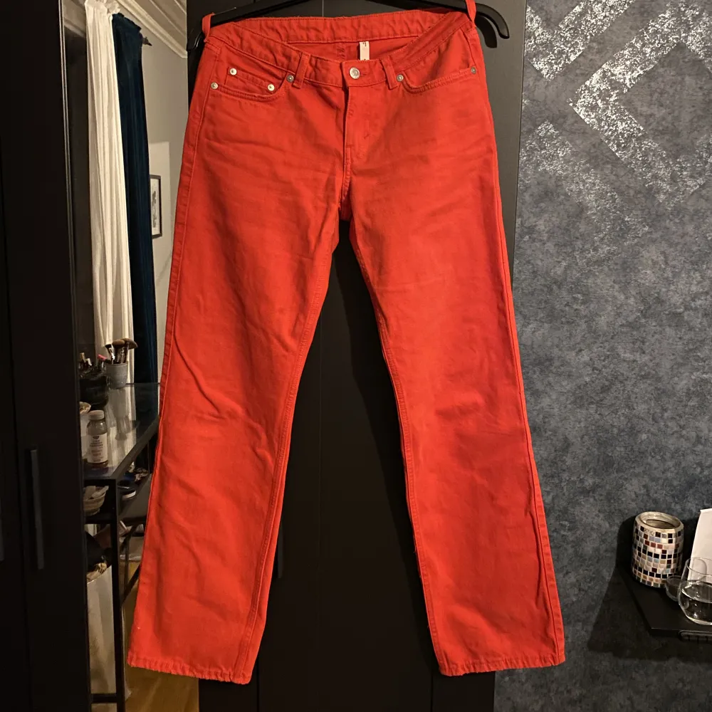 Jättecoola röda jeans i modellen arrow från weekday . Jeans & Byxor.