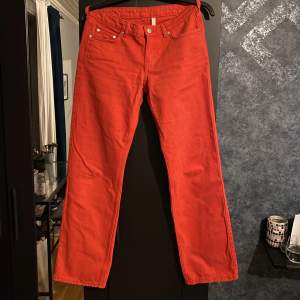 Jättecoola röda jeans i modellen arrow från weekday 