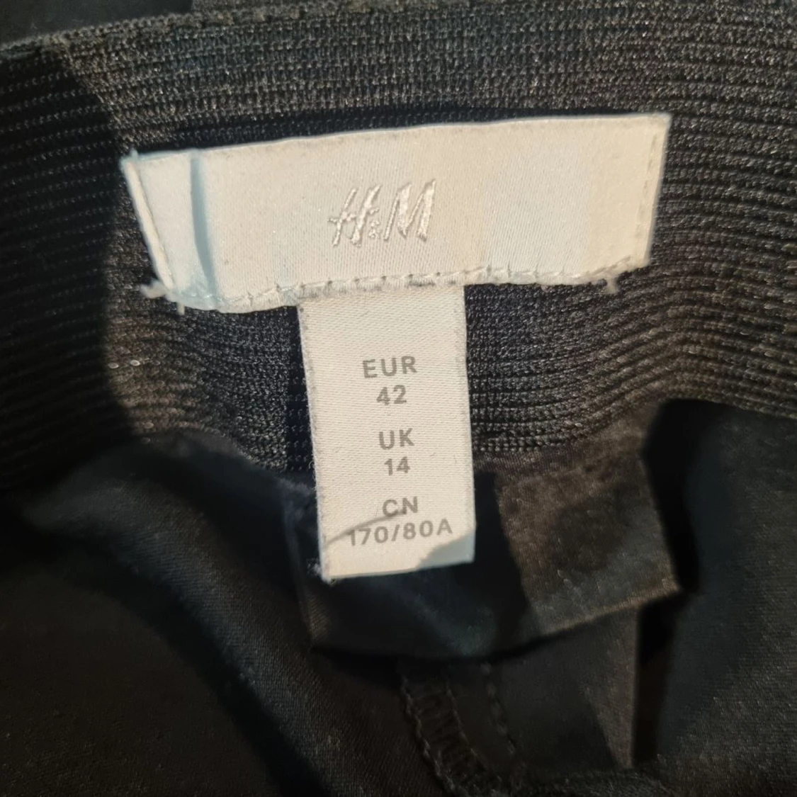Svarta kostmbyxor känns som M - 91