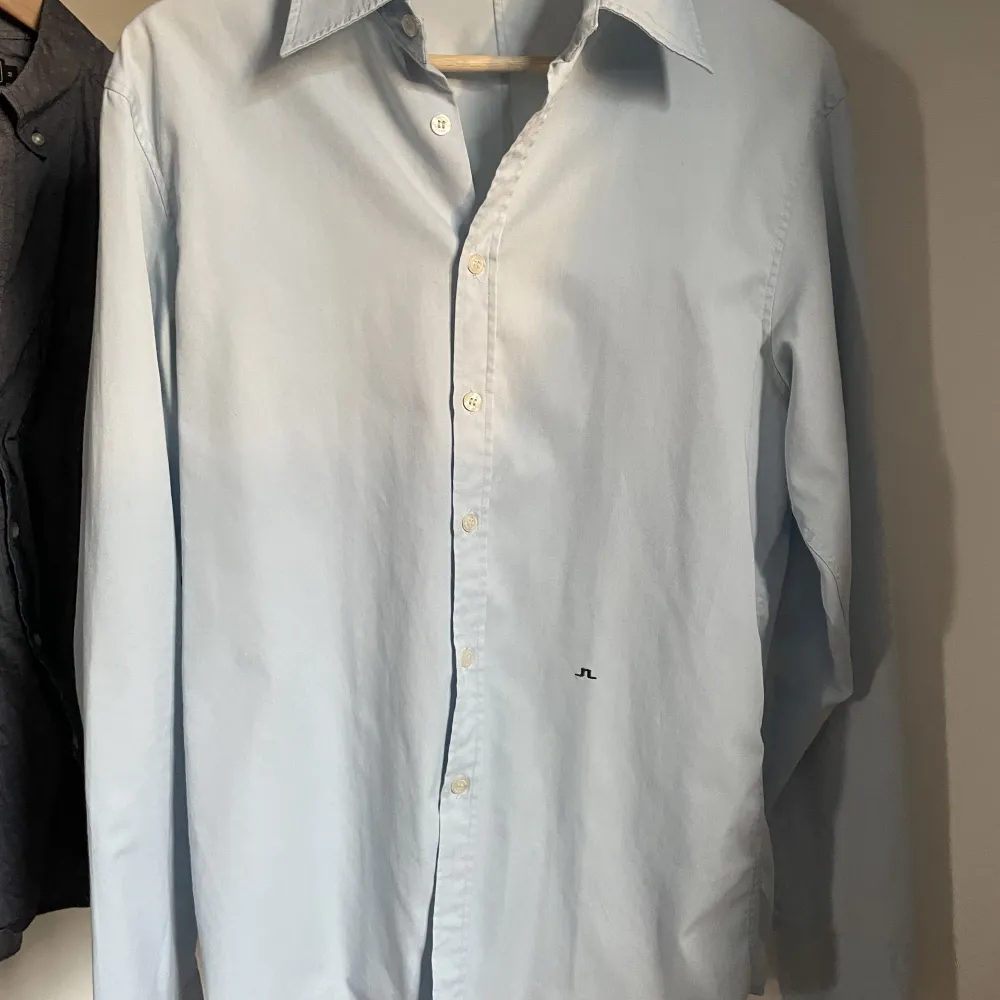 Säljer denna långärmade ljusblåa skjorta i väldigt bra skick, helt perfekt till sommaren! Säljs då den tyvärr inte kommer till användning och bara får hänga i garderoben. Hör av er vid frågor eller funderingar. Pris går att diskutera 😇. Skjortor.