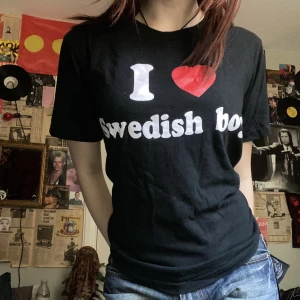 I love swedish boy tshirt - Kul tshirt med ”I ❤️ SWEDISH BOY” tryck! Storlek m och passar mig som vanligtvis har s/m. Om man vill ha den tightare kan man göra en ”orreknut” (första bilden)💞