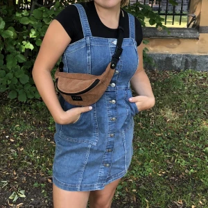 Kort denimklänning  - Välskött kort, tajtare denimklänning med fickor. 