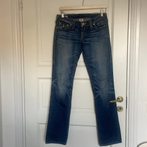 True Religion jeans - True Religion jeans limited Halloween edition Lågmidjade, straight fit Midja: 28 (passar mer 25-26) Längd: ungefär 32 Säljer pga för små, aldrig använd  100% Bomull