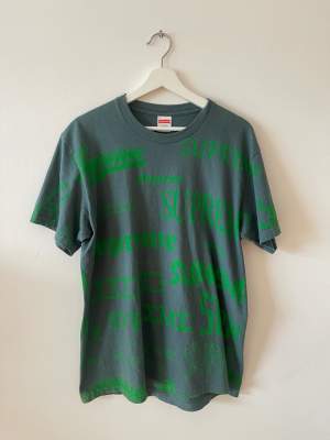 Äkta supreme t-shirt i snygg grön färg. Knappst använd.