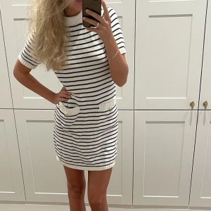Klänning Zara - Randig stickad klänning från Zara med fickor och knappar fram till. Blå och vit. Stretchig i materialet och så mjuk och skön. Använd en gång! 