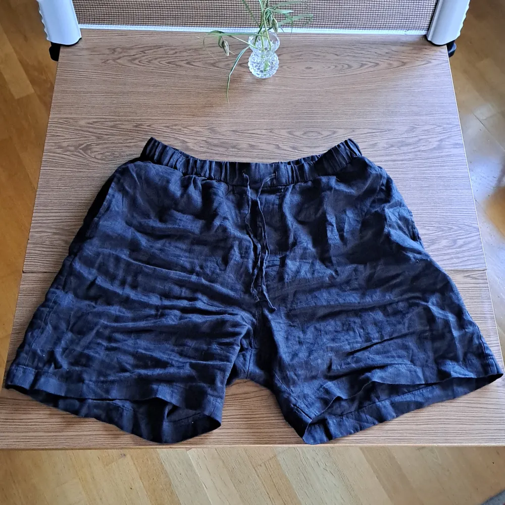 Svarta linneshorts i storlek L köpta från arket. Ganska breda men också väldigt mysiga😃 dm för pris👋 . Shorts.