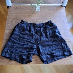 Arket linneshorts - Svarta linneshorts i storlek L köpta från arket. Ganska breda men också väldigt mysiga😃 dm för pris👋 