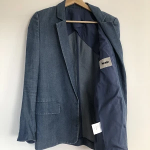 ACNE denimkavaj xs - Blå denimkavaj från ACNE studios i storlek xs.