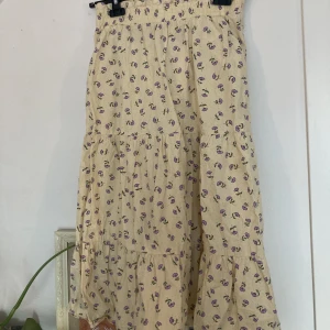 Lång kjol - lång kjol från monki, perfekt till sommaren och bra i längden på mig som är 165🤍