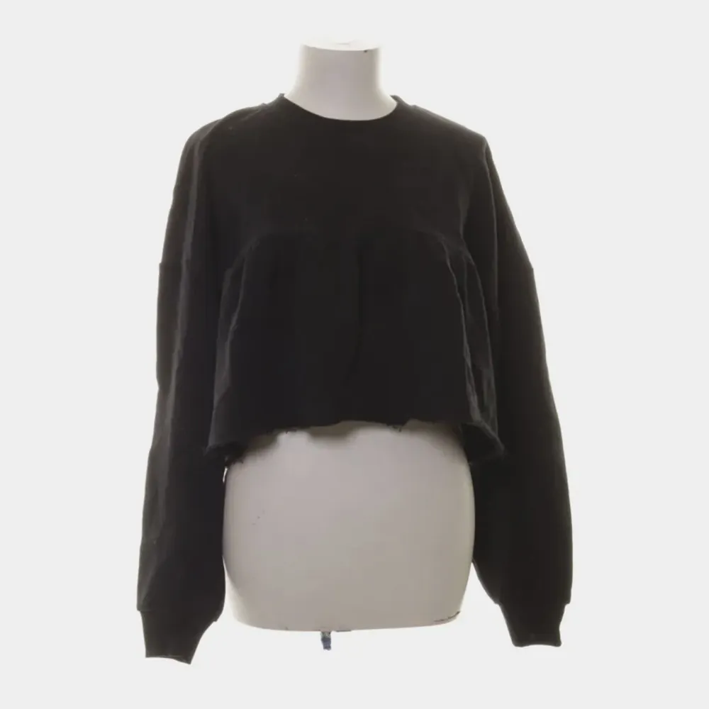 Supersnygg croppad tröja från Zara! Köpt från Sellpy men den kommer tyvärr inte till användning.. Tröjor & Koftor.