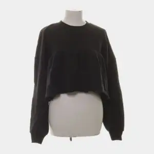 Supersnygg croppad tröja från Zara! Köpt från Sellpy men den kommer tyvärr inte till användning.