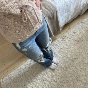 Jeans - Säljer nu mina blå jeans från Zara (säljer även tröjan). Benen är raka och med hål på knäna, total längd ca 96cm, innerbensmått ca 69cm. Storlek 32. Hör av dig vid frågor eller om du vill ha fler bilder!💞🤗