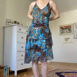 Unik volangklänning  - Volangklänning köpt second hand. Okänt märke. Storlek S/M. Blommor.