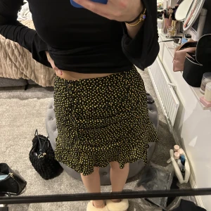 kjol med hjärtan - Säljer en otroligt söt oanvänd kjol i storlek 34/XS från COLLECTIVE✨Dragkedja på baksidan, volang längst ner, gula små hjärtan💛Nypris 599kr, säljer för 150kr + frakt!