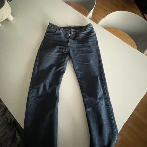 Hope rush denim blue - Tjena, säljer ett par rush denim blue i storlek 27. Bra skick tvättat dom 2 gånger men säljer för att de är för små.  Ordinarie pris 1600kr. Köparen står för frakten och betalar innan.🙏  